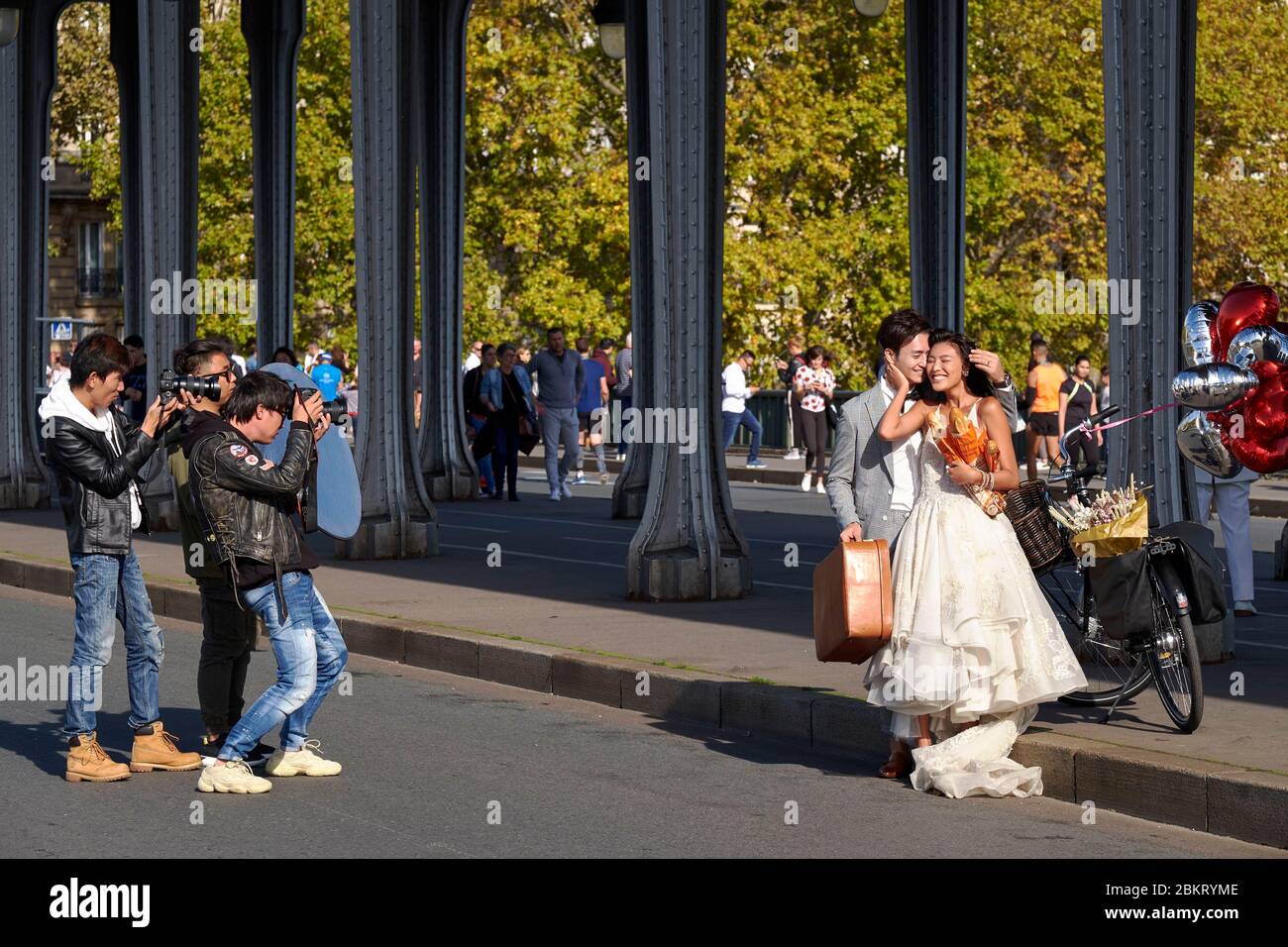 Frankreich, Paris, asiatische Hochzeit auf der Bir Hakeim Brücke Stockfoto