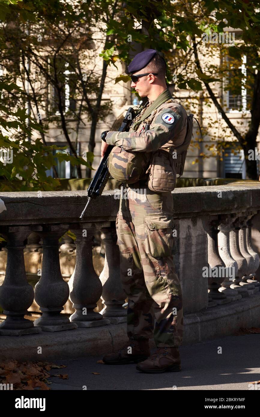 Frankreich, Paris (75), Soldat der Operation sentinel auf einer Brücke über die seine, um der terroristischen Bedrohung zu begegnen Stockfoto