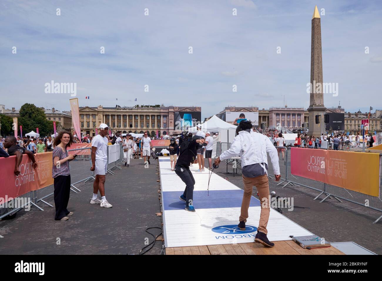 Frankreich, Paris, Place de la Concorde verwandelt sich in ein Sportzentrum für den Olympischen Tag 2024 in Paris, Fechtunterricht Stockfoto