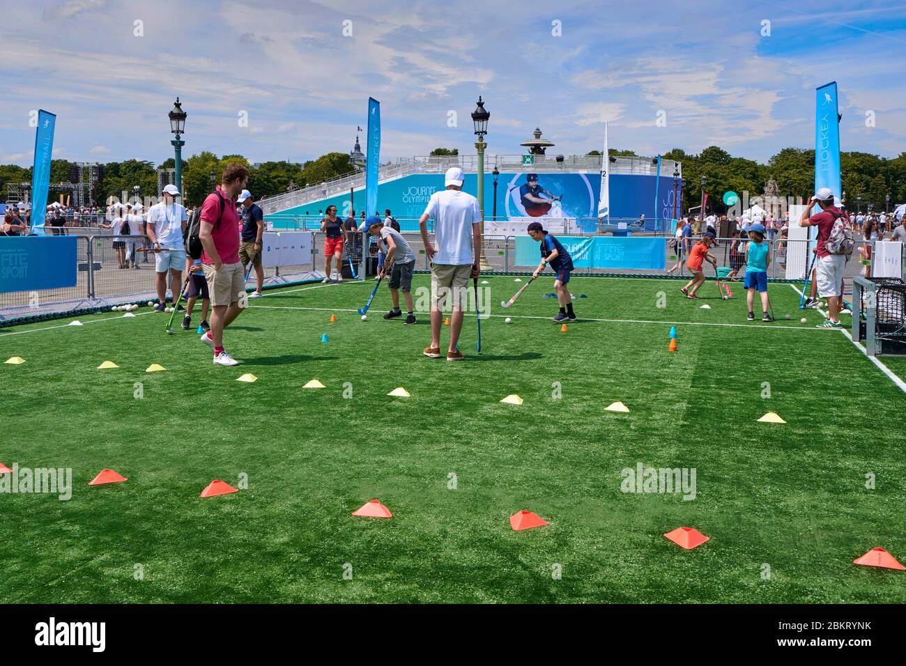 Frankreich, Paris, Place de la Concorde verwandelt sich in ein Sportzentrum für Paris 2024 Olympic Day, Hockey-Unterricht Stockfoto