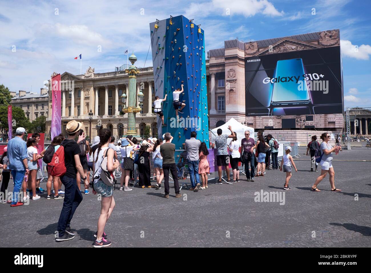 Frankreich, Paris, Place de la Concorde verwandelt in ein Sportzentrum für Paris 2024 Olympic Day, Kletterwand Stockfoto