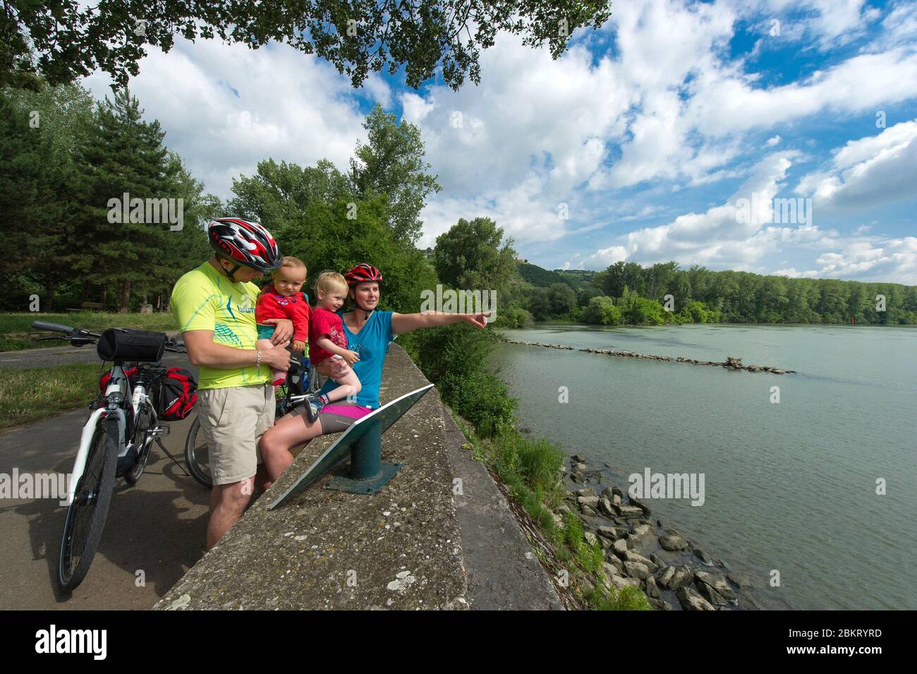 Frankreich, Rhone Condrieu, ViaRhona, kleine Familie am Ufer der Rhone bei Condrieu Stockfoto