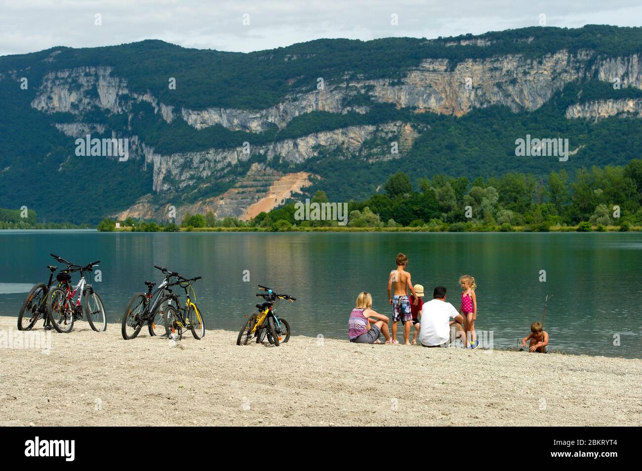 Frankreich, Ain Murs et Gelignieux, ViaRhona, Radfahrer genießen eine Pause am Wasser Stockfoto