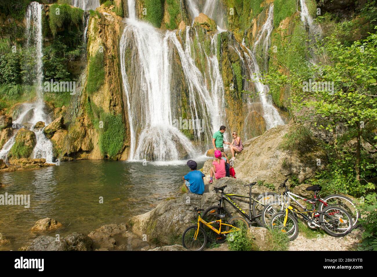 Frankreich, Ain Bregnier Cordon, ViaRhona, kleine Familie, die die Frische des Glandieu Wasserfalls genießt Stockfoto