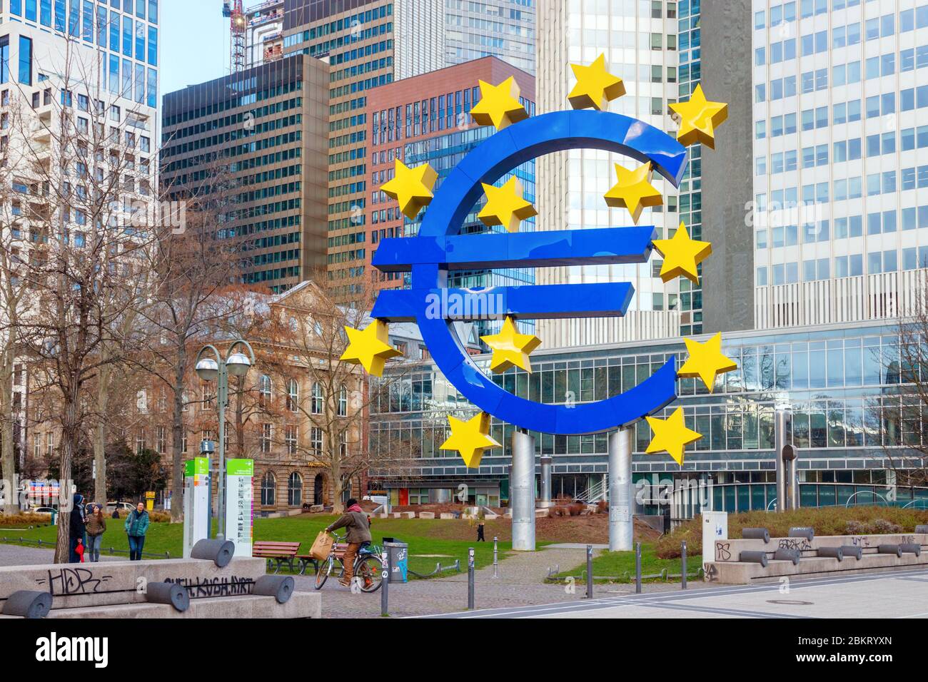 Willy-Brandt-Platz mit der Euro-Skulptur mit blauem Euro-Zeichen und zwölf gelben Sternen. Frankfurt, Deutschland. Stockfoto