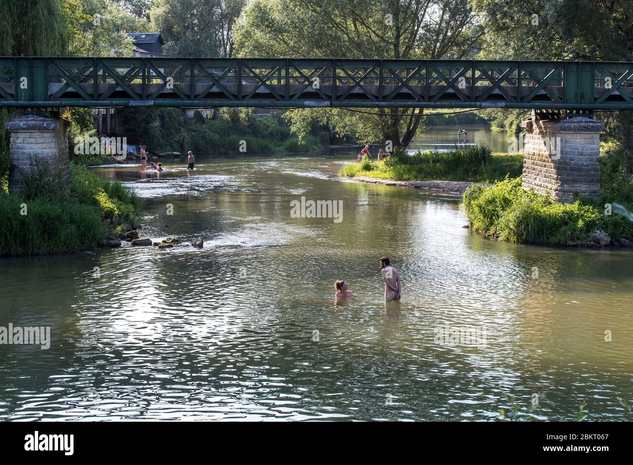 Frankreich, Indre et Loire, Loire-Tal, das von der UNESCO zum Weltkulturerbe erklärt wurde, Saint-Jean-Saint-Germain, Sommerschwimmen im Fluss und am Ufer des Indre Stockfoto