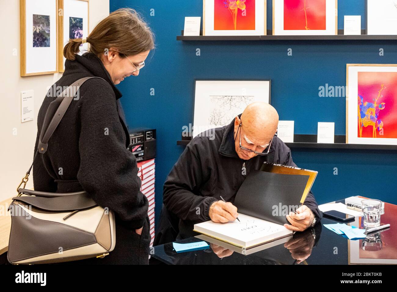 Frankreich, Paris, Marais, Galerie Polka, Widmung des Fotografen Sebastiao Salgado Stockfoto