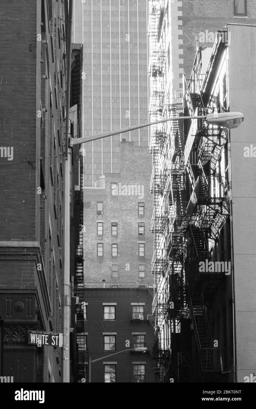 Straßenszene architektonische Details White Street Cortlandt Alley, New York, NY 10013, USA Street Light Reflections Glass Fire Escapes Stockfoto