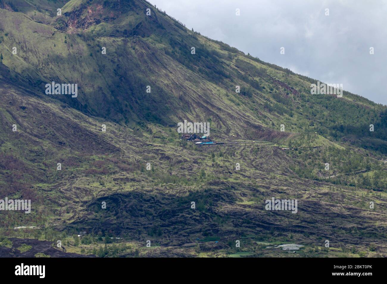 Der Hindu-Tempel von Pura Pasar Agung am Hang des Batur-Berges ist der Ausgangspunkt für eine Wanderung zum Krater auf der Spitze des Berges. Batur volca Stockfoto