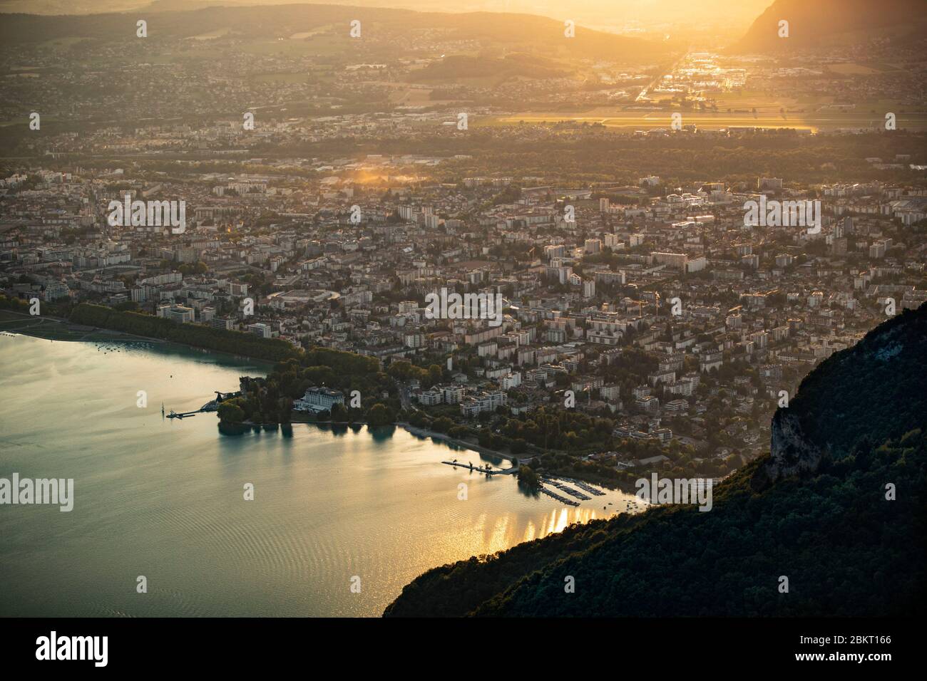 Frankreich, Haute Savoie, Annecy, Vogelperspektive der Stadt Annecy vom Mont Veyrier aus gesehen (1291 m) Stockfoto