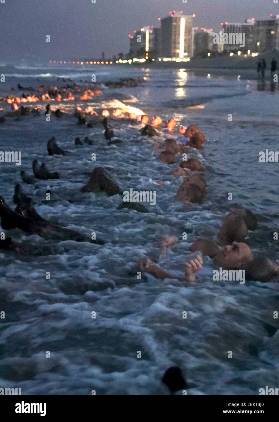 ROBBENKANDIDATEN der US Navy während des Surftaumungstests, Teil des Basic Underwater Demolition/SEAL Trainings am Naval Special Warfare Center 4. Mai 2020 in Coronado, Kalifornien. Die Selektions- und Beurteilungsschulung wurde aufgrund der COVID-19, Coronavirus-Pandemie, unterbrochen und wurde nun mit der Umsetzung der medizinischen Leitlinien wieder aufgenommen. Stockfoto