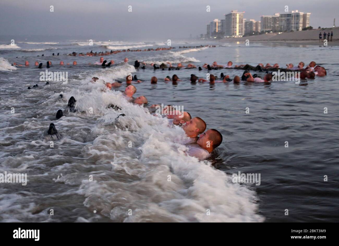 ROBBENKANDIDATEN der US Navy während des Surftaumungstests, Teil des Basic Underwater Demolition/SEAL Trainings am Naval Special Warfare Center 4. Mai 2020 in Coronado, Kalifornien. Die Selektions- und Beurteilungsschulung wurde aufgrund der COVID-19, Coronavirus-Pandemie, unterbrochen und wurde nun mit der Umsetzung der medizinischen Leitlinien wieder aufgenommen. Stockfoto