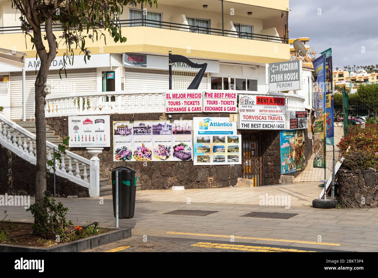 Bars und Restaurants auf der Avenida de Espana geschlossen und gesperrt während der covid 19 Sperrung in der touristischen Ferienort-Bereich von Costa Adeje, Teneriffa, Canar Stockfoto
