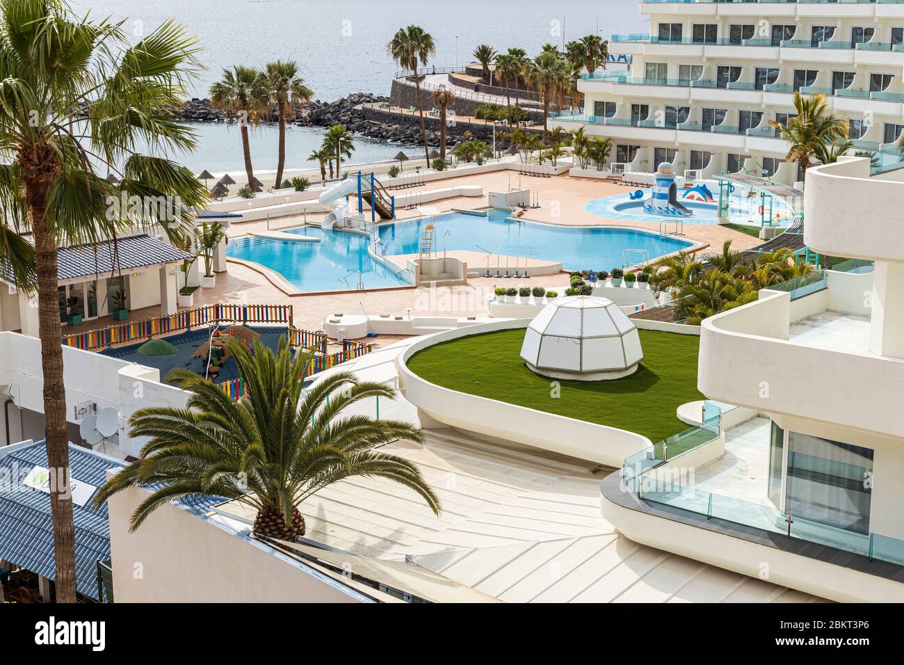 Leerer Pool und Liegewiese im HOVIMA La pinta Hotel während der Zusammensperrung 19 im touristischen Ferienort Costa Adeje, Teneriffa, Cana Stockfoto