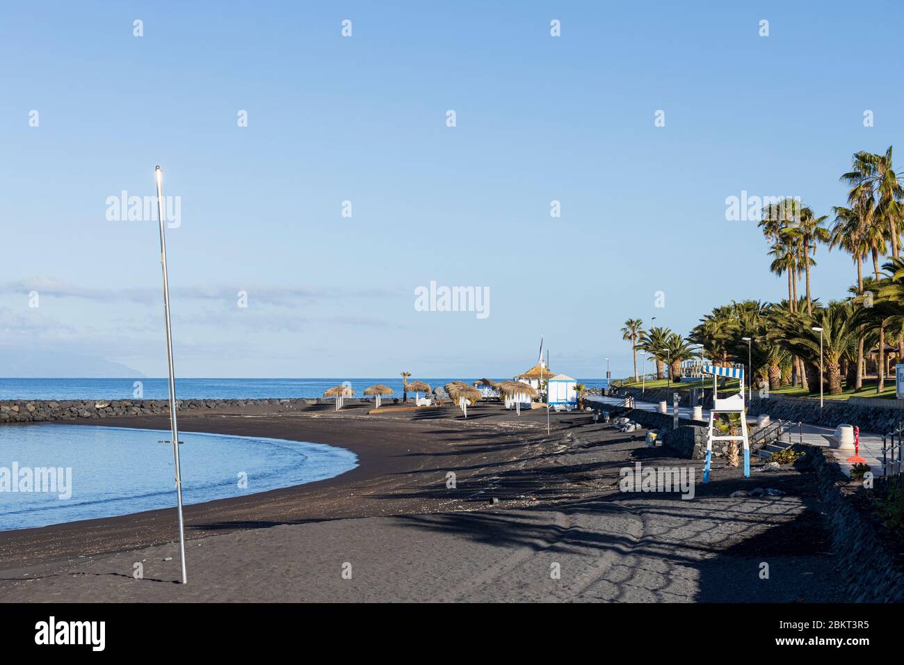 Verlassene Strand von Playa Beril während der covid 19 Sperrung in der touristischen Ferienort-Bereich von Costa Adeje, Teneriffa, Kanarische Inseln, Spanien Stockfoto