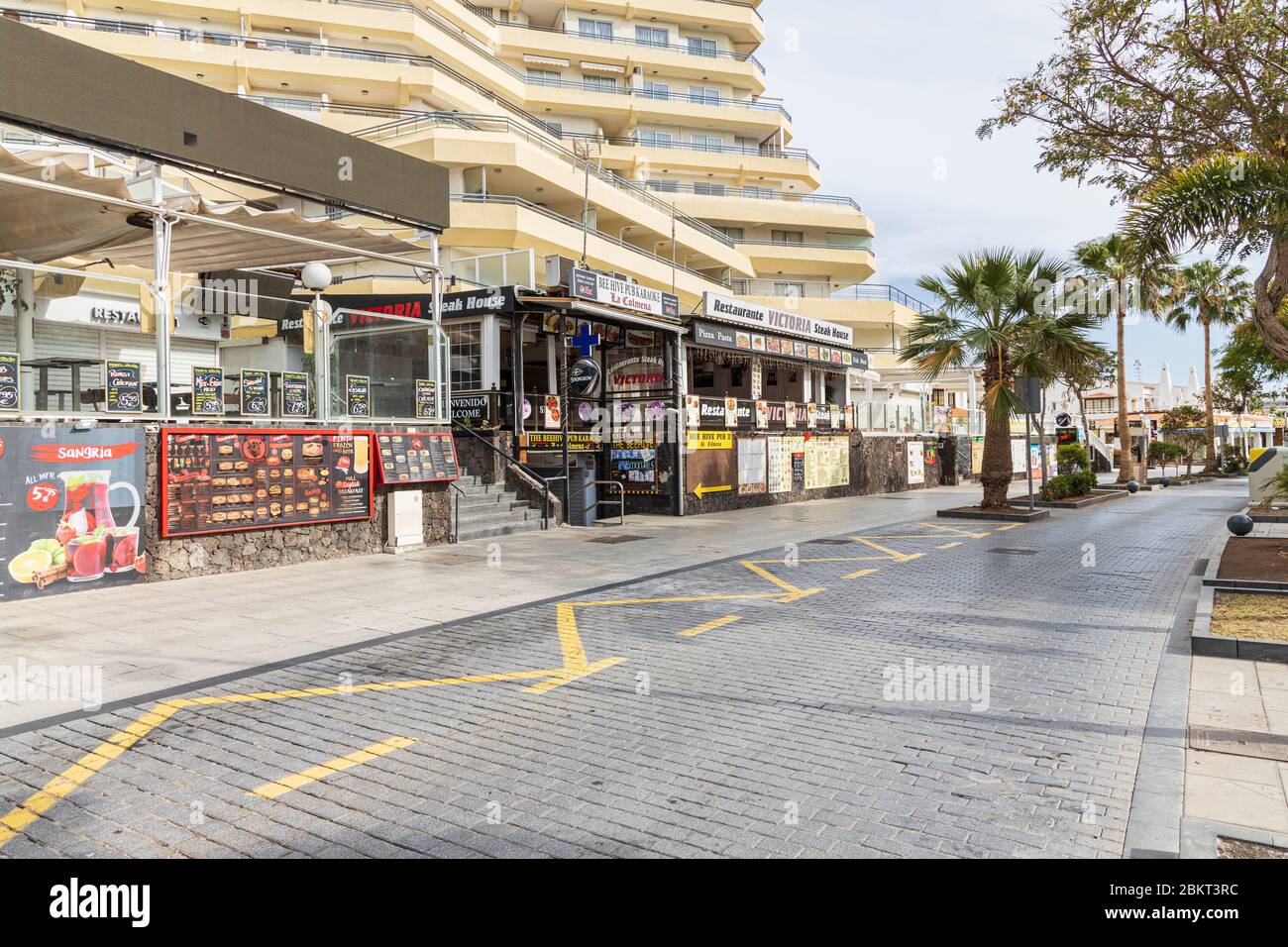 Bars und Restaurants auf der Avenida de Espana geschlossen und gesperrt während der covid 19 Sperrung in der touristischen Ferienort-Bereich von Costa Adeje, Teneriffa, Canar Stockfoto