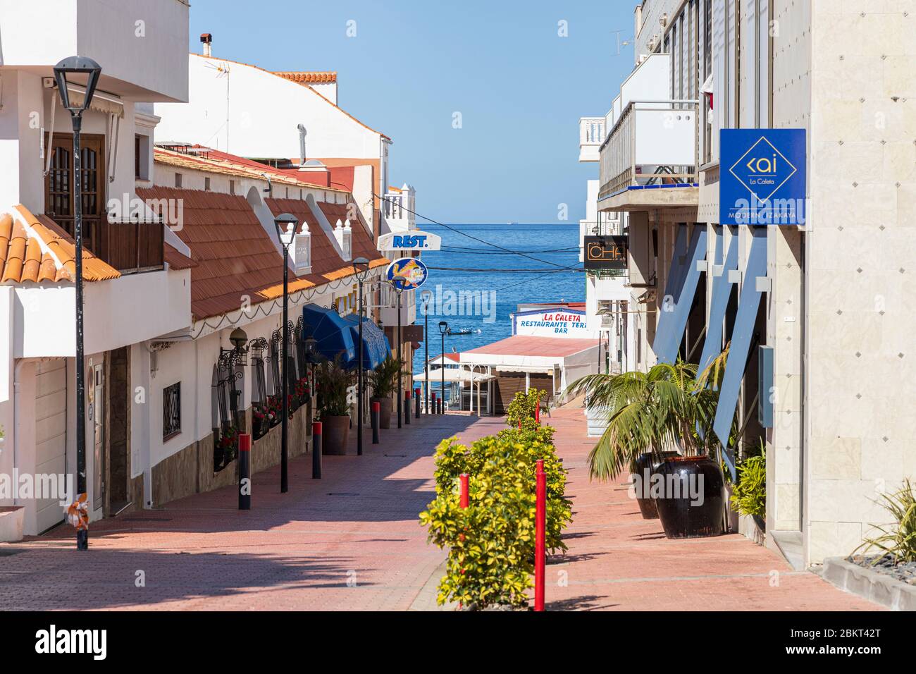 Verlassene Dorfstraßen mit geschlossenen Bars und Restaurants in La Caleta während der Straßensperre 19 im touristischen Ferienort Costa Adeje, Tenerif Stockfoto