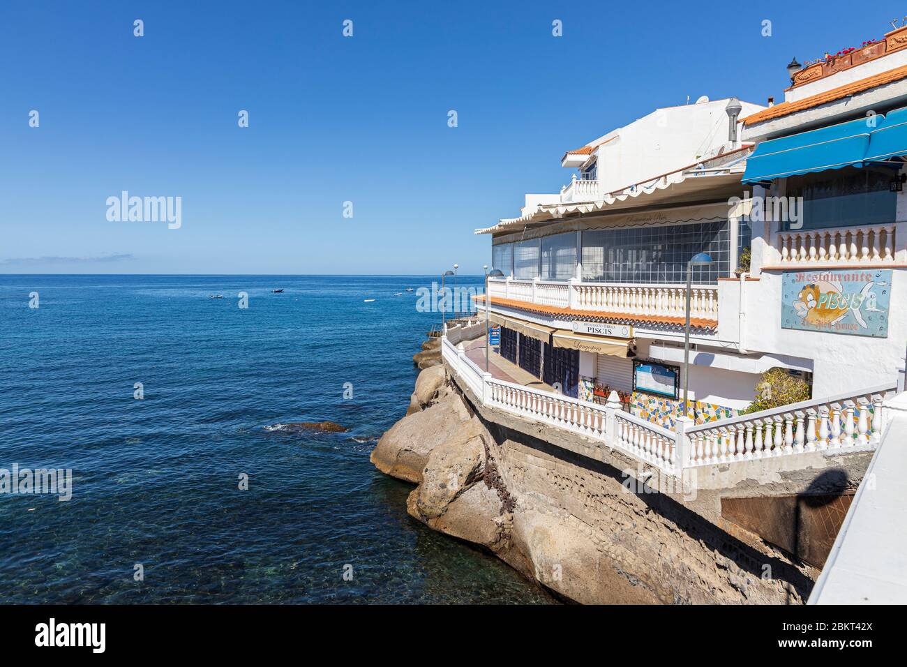 Verlassene Dorfstraßen mit geschlossenen Bars und Restaurants in La Caleta während der Straßensperre 19 im touristischen Ferienort Costa Adeje, Tenerif Stockfoto