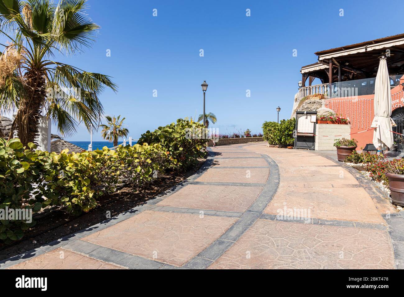Leere Promenade am Mirador oberhalb von Playa del Duque während der Covid 19 Sperrung im touristischen Ferienort Costa Adeje, Teneriffa, Kanarische Inseln, Stockfoto