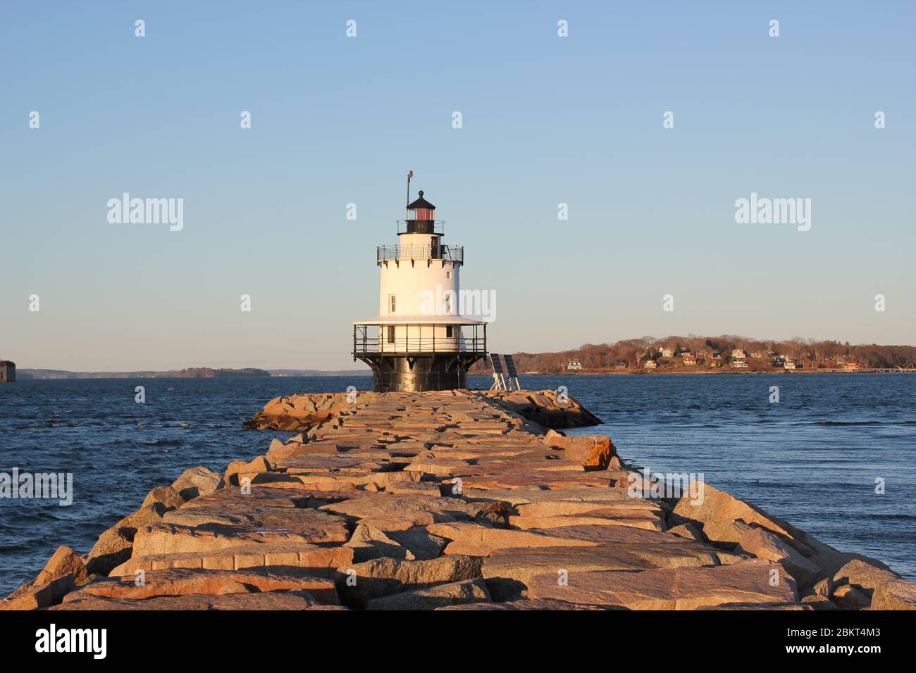 Portland, Maine, US - 20.11.2019: Leuchtturm am Hafen in Portland der Leuchtturm von Maine ME, SPRING POINT, liegt am Ende des Wellenbrechers großer Felsbrocken Stockfoto