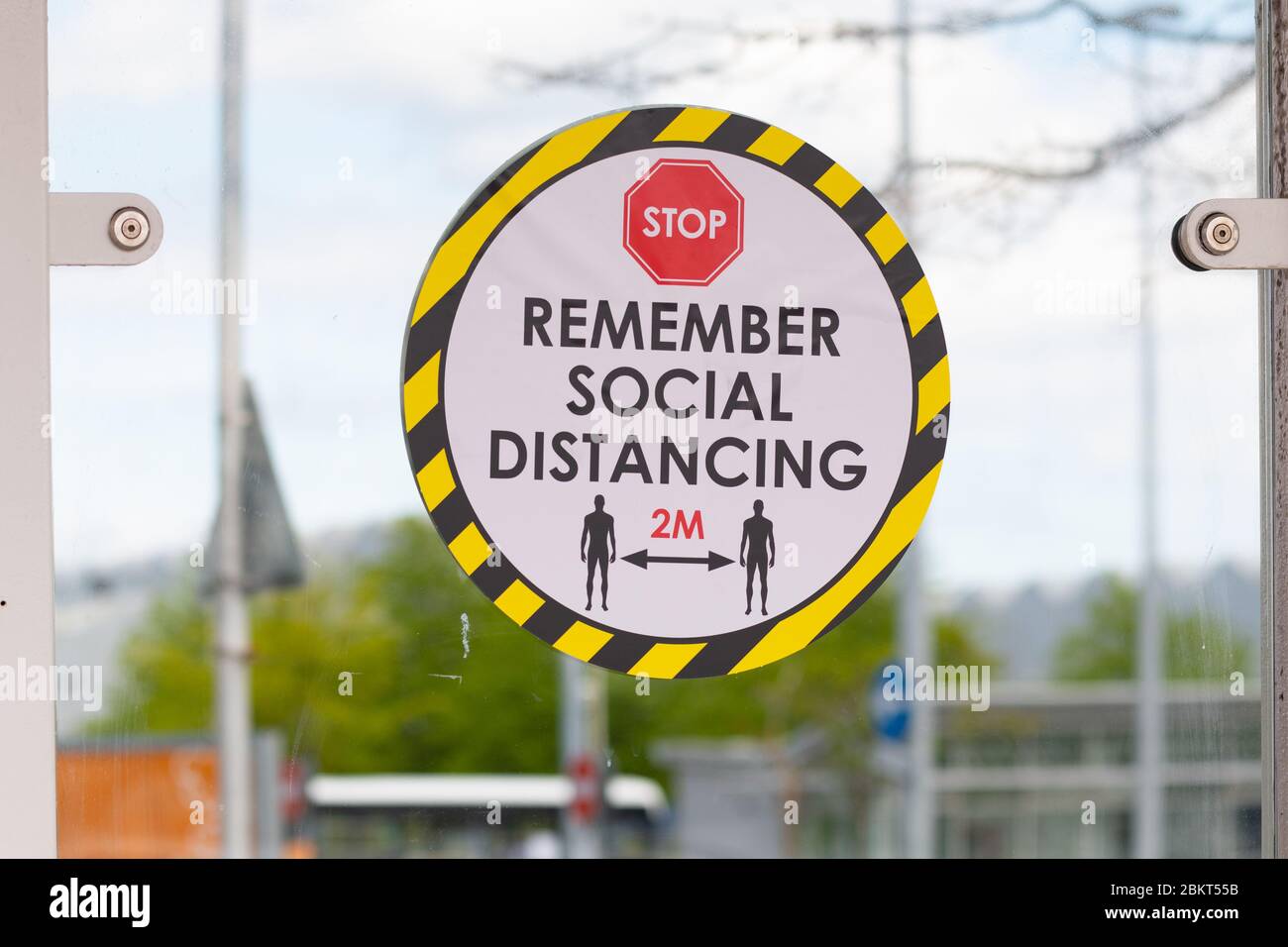 Coroanavirus Soziale Distanzierung zwei-Meter-Regel - Schild an Bushutze im Braehead Einkaufszentrum, Glasgow, Schottland, Großbritannien Stockfoto