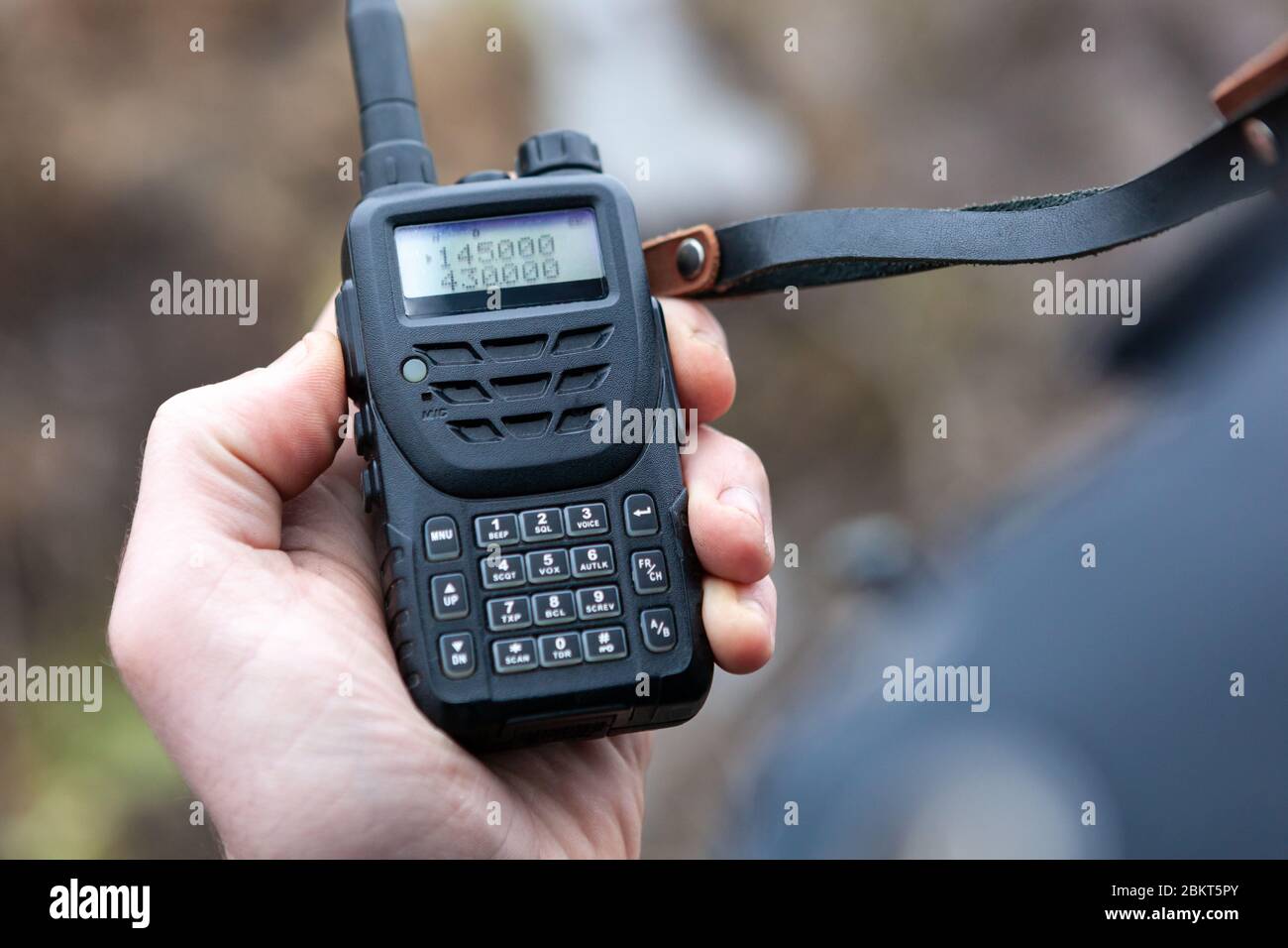 Nahaufnahme des männlichen Gehsteiges Talkie. Stockfoto