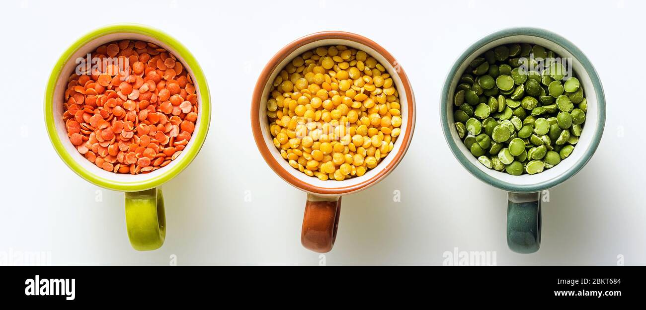 Banner von Linsen verschiedener Arten und Farben in portionierten Tassen. Vegane Proteine. Stockfoto