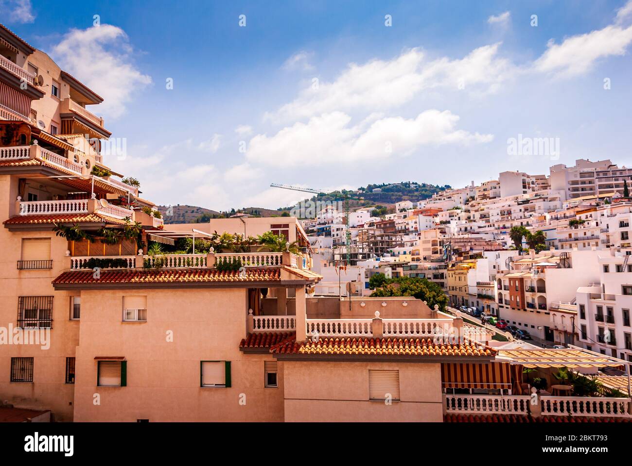 Panorama von Häusern und Wohnungen auf den Hügeln an der sonnigen Costa Tropical Stadt La Herradura, Granada, Spanien Stockfoto