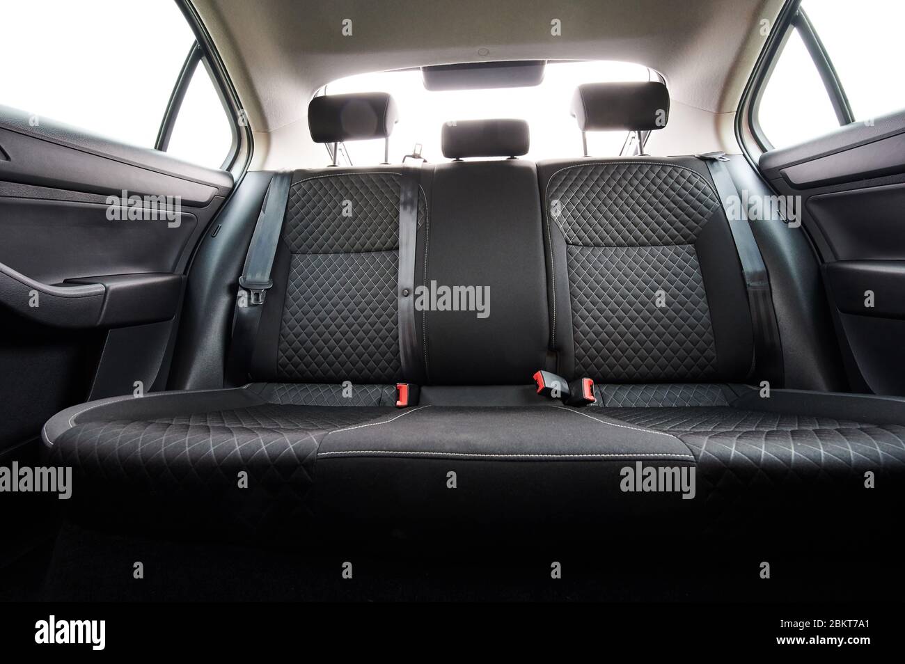 Saubere graue moderne leere Auto-Beifahrer Rücksitz isoliert Stockfoto
