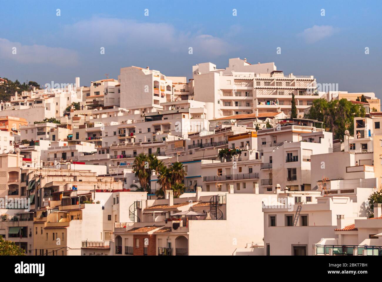 Häuser und Apartments an einem sonnigen Sommernachmittag in der Costa Tropical Stadt La Herradura, Granada, Spanien Stockfoto