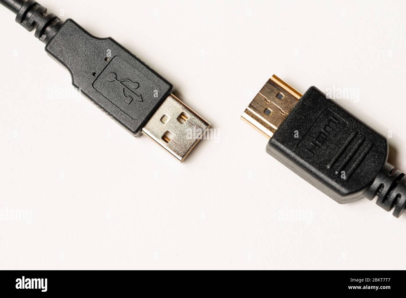 USB-Kabelstecker Nahaufnahme isoliert auf weißem Hintergrund Verbindungskonzept Stockfoto