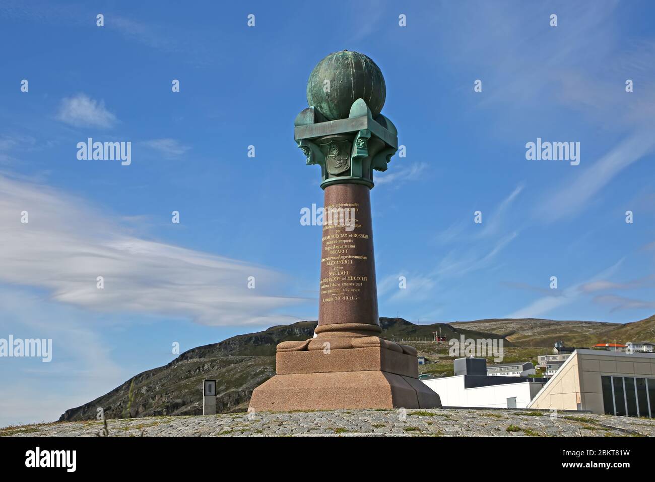 Meridian Monument - auf der Halbinsel Fuglenes, direkt gegenüber vom Hafen, befindet sich die Meridianstøtta, eine Marmorsäule, Hammerfest, Norwegen. Stockfoto