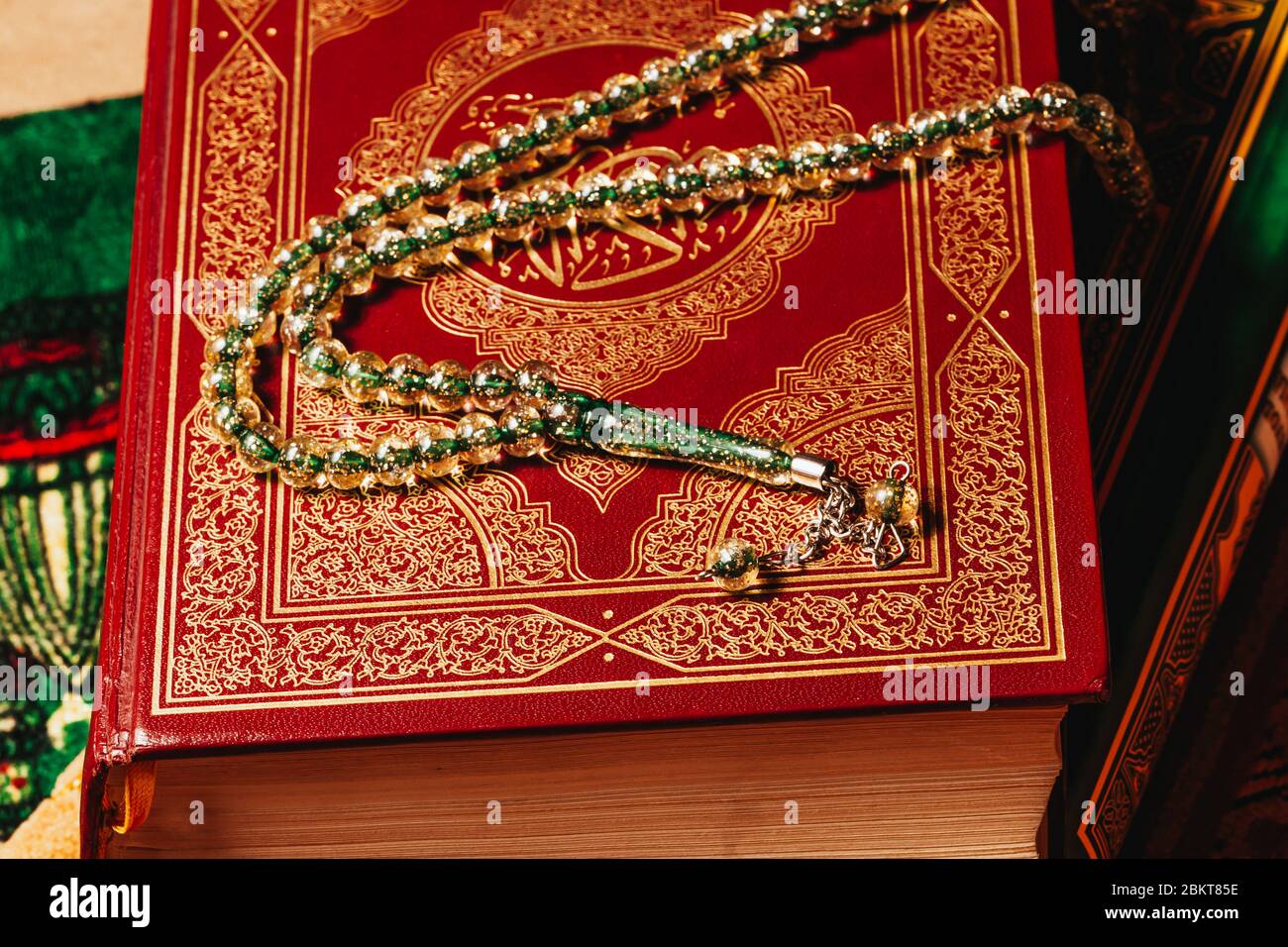 Holly Quran und Beten Perlen auf Gebetmatte aus nächster Nähe in Ramadan Kareem Stockfoto