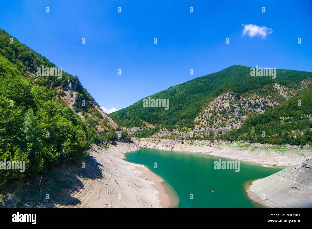 Umweltkatastrophe, Dürredrama und steigende Temperatur des Planeten Erde, trockener Fluss, trockene Vegetation und Bevölkerung der Bergstadt wit Stockfoto