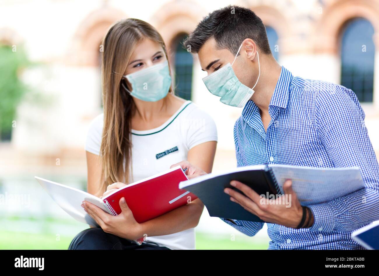 Ein paar Studenten sprechen zusammen Stockfoto