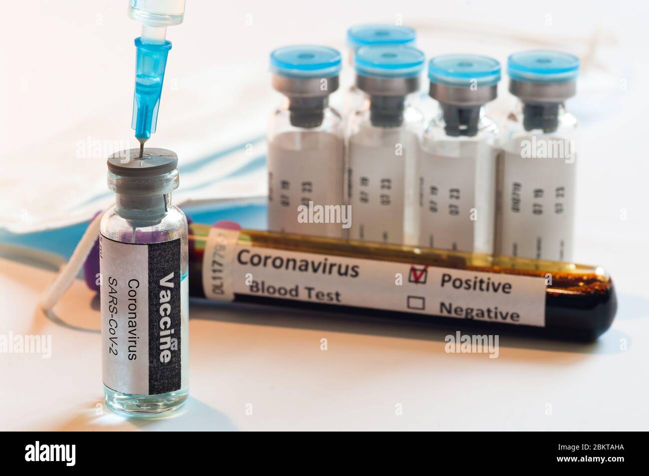 Medizinische Spritze mit Glasampulle mit Coronavirus COVID-19 Impfstoff. Stockfoto