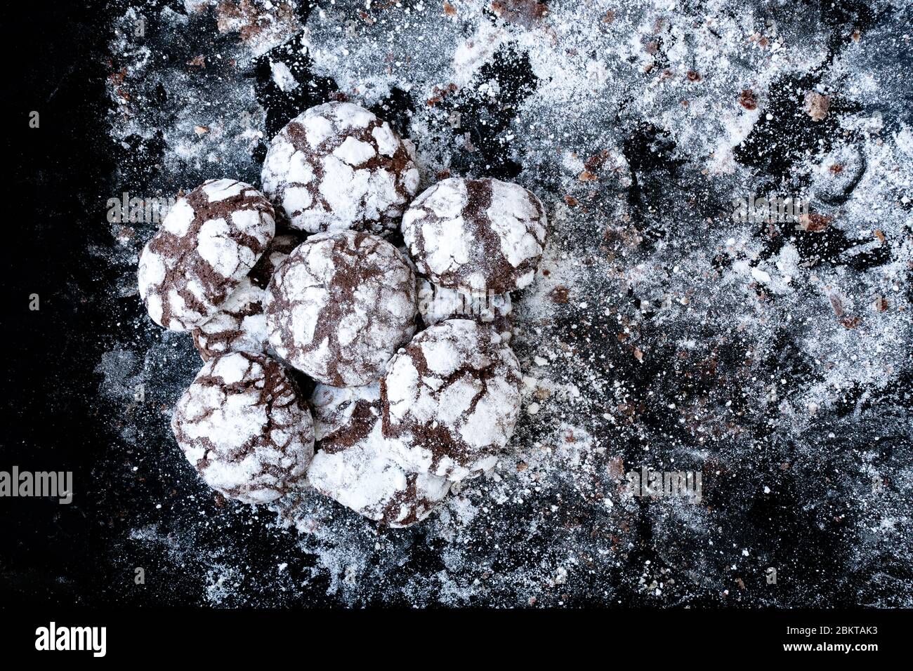 Hausgemachte Brownies mit Zuckerguss auf schwarzem Schiefer. Schokolade Brownie Cookies Kuchen auf einem Hintergrund Textur. Kochen Sie zu Hause. Viele Cookies. Stockfoto