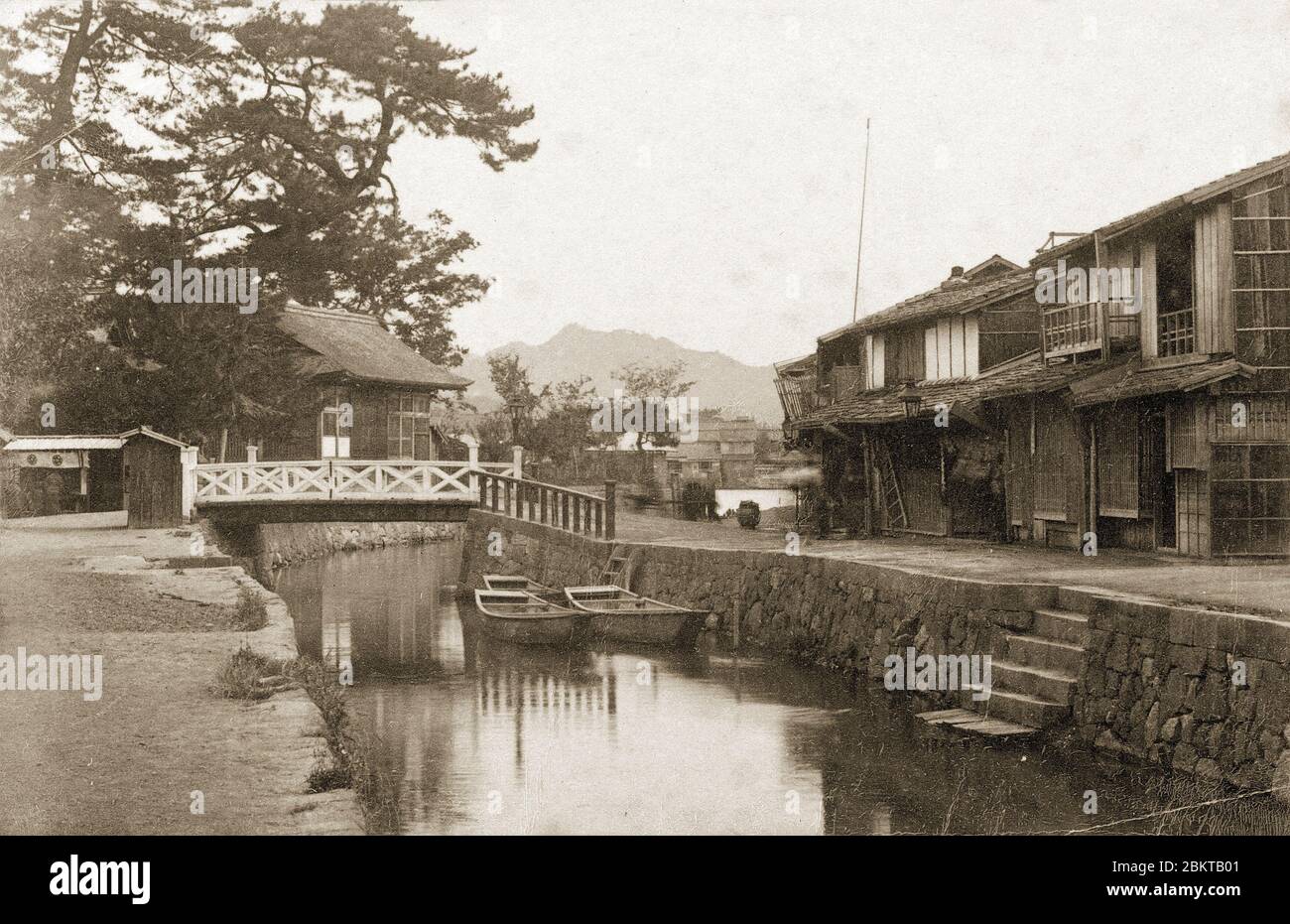 [ 1880er Jahre Japan - Prostitution District in Matsue ] - EINE seltene frühe Meiji Periode (1868-1912) Foto der Shoukabashi Brücke (松花橋) über den Wadamigawa Fluss (和田見川) im Prostitution Bezirk Wadami-Shinchi (和田新地遊郭) in Matsue, Shimane Präfektur, um 1880er Jahre. Hinter der Brücke ist der schintoistische Schrein Mefu Jinja (賣布神社) zu sehen. Der Fluss wurde in der frühen Showa-Periode (1926-1989) gefüllt. Vintage Albumin-Fotografie aus dem 19. Jahrhundert. Stockfoto