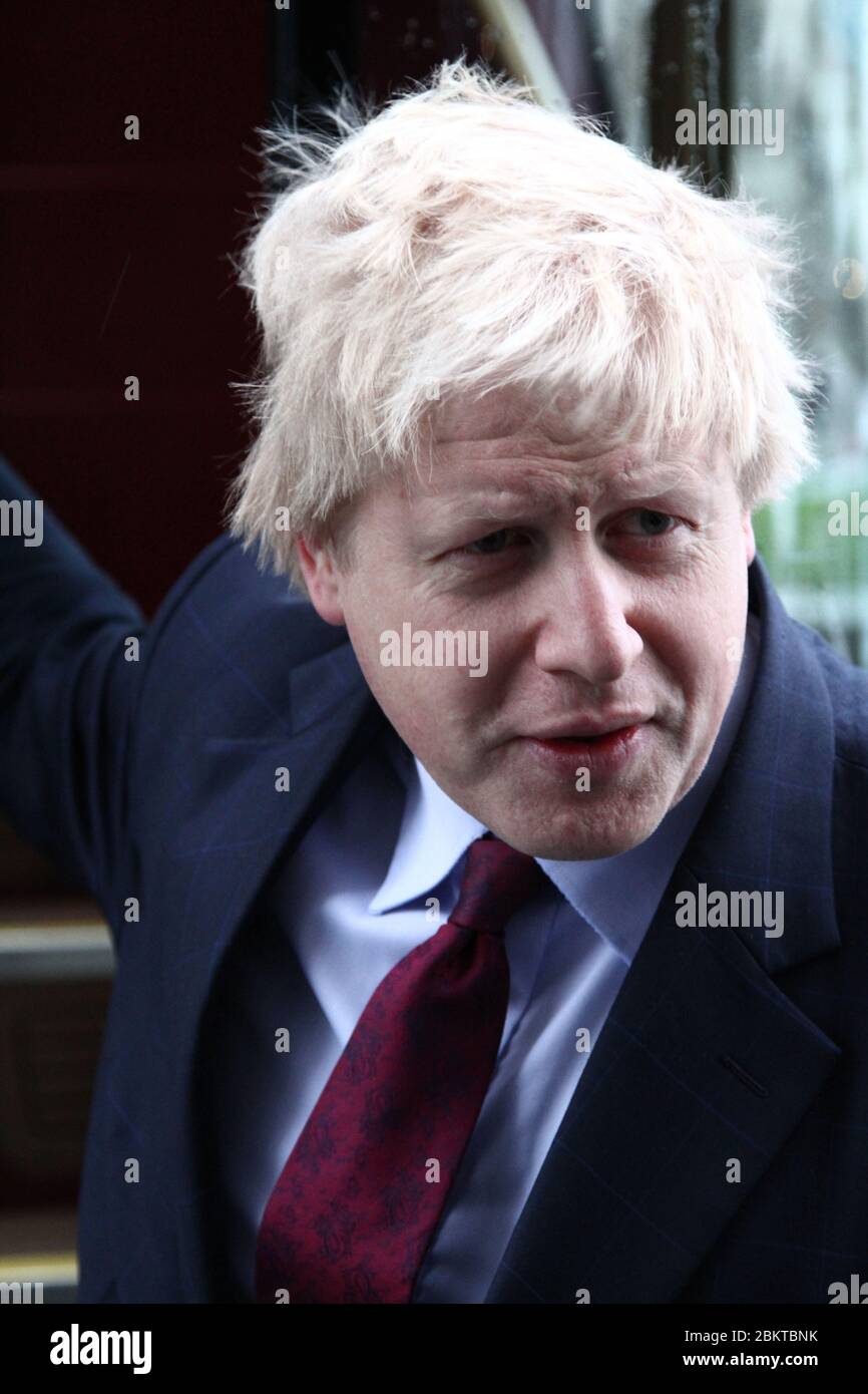 Boris Johnson PM als Bürgermeister von London Aussteigen einer neuen Route Master Bus, der in Irland gemacht wurde [ Nordirland ] . Russell Moore Portfolio-Seite. Stockfoto