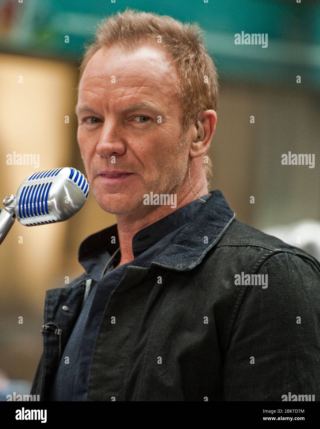 NEW YORK, NY, USA - 14. MAI 2010: Sting tritt auf der "Today" Show Concert Series von NBC am Rockefeller Plaza auf. Stockfoto