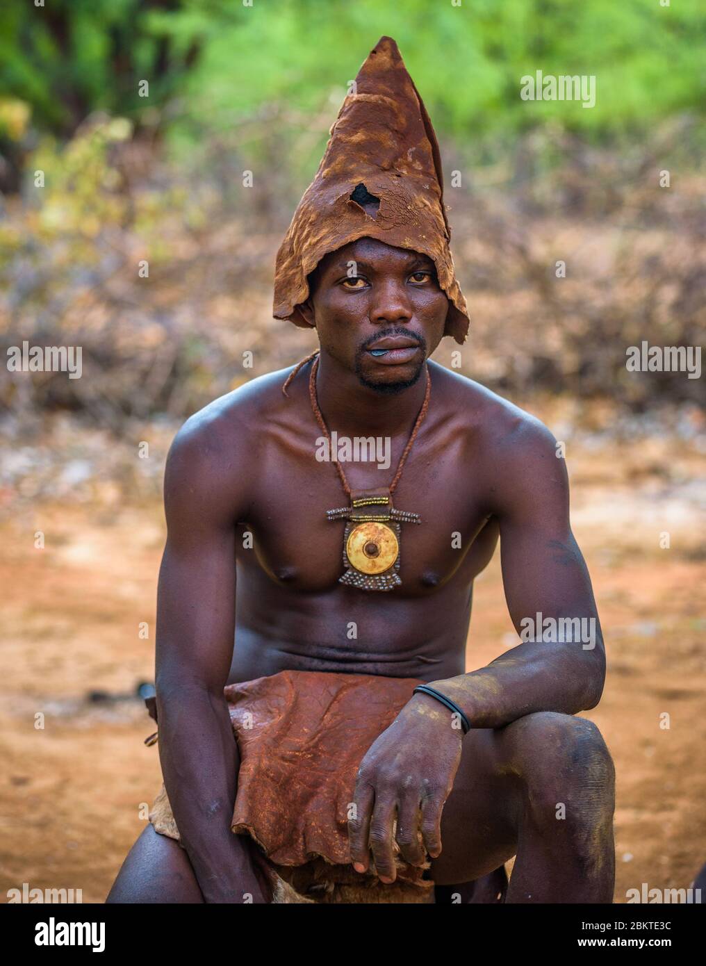 Mitglied des afrikanischen Stammes Himba traditionell in Opuwo, Namibia gekleidet Stockfoto