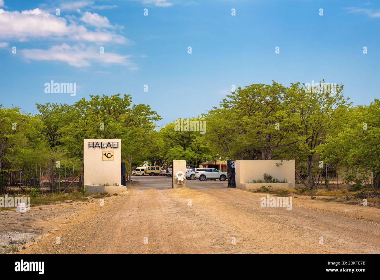 Eingangstor des Ferienortes Halali und des Campingplatzes im Etosha-Nationalpark Stockfoto