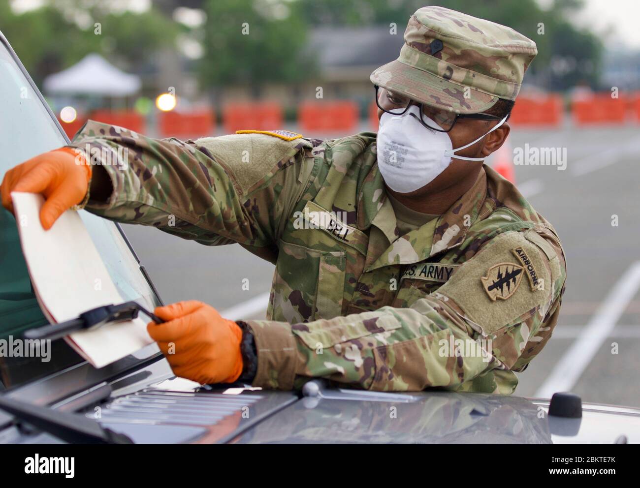Ein Soldat der Nationalgarde von Florida hilft bei einem COVID-19, Coronavirus Drive Thru Testzentrum im TIAA Bank Field 13. April 2020 in Jacksonville, Florida. Stockfoto