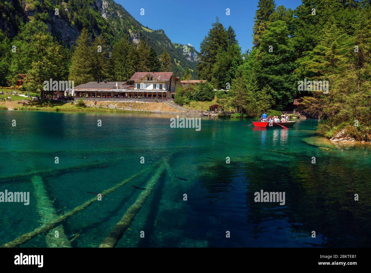 Touristen, die einen Ausflug mit dem Boot auf Blausee See in der Schweiz Stockfoto