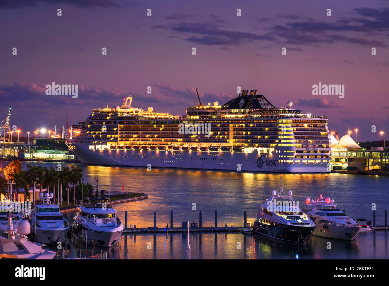 Luxus MSC Divina Kreuzfahrtschiff im Hafen von Miami bei Sonnenuntergang Stockfoto