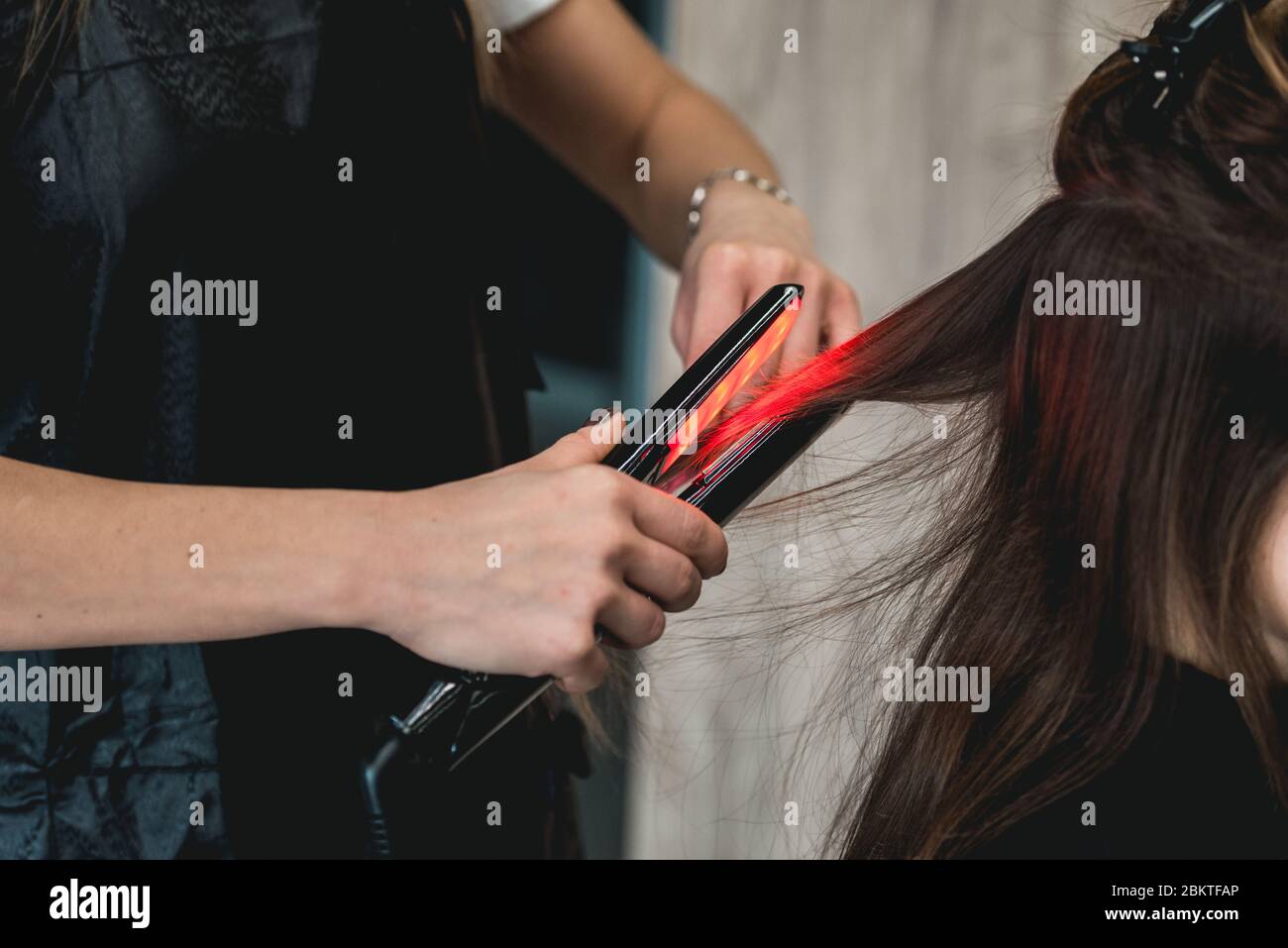 Keratin Recovery Haar und Protein Behandlung Stapel mit professionellen Ultraschall-Eisen-Tool. Stockfoto