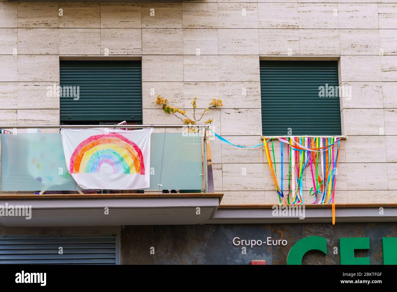 Regenbogenzeichnung in der Fassade Symbol der Hoffnung während Covid-19 Ausbruch Stockfoto