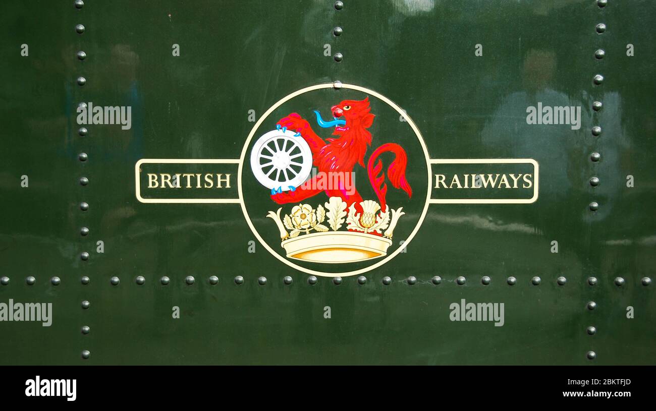 Kidderminster, UK - September 2016: Das Original-Logo der British Railways auf der Ausschreibung einer Dampflokomotive der Severn Valley Railway Stockfoto