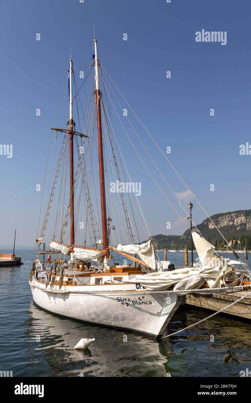GARDA, GARDASEE, ITALIEN - SEPTEMBER 2018: Segelschiff 'Siora Bianca' liegt an einem sonnigen Morgen im Hafen von Garda. Stockfoto