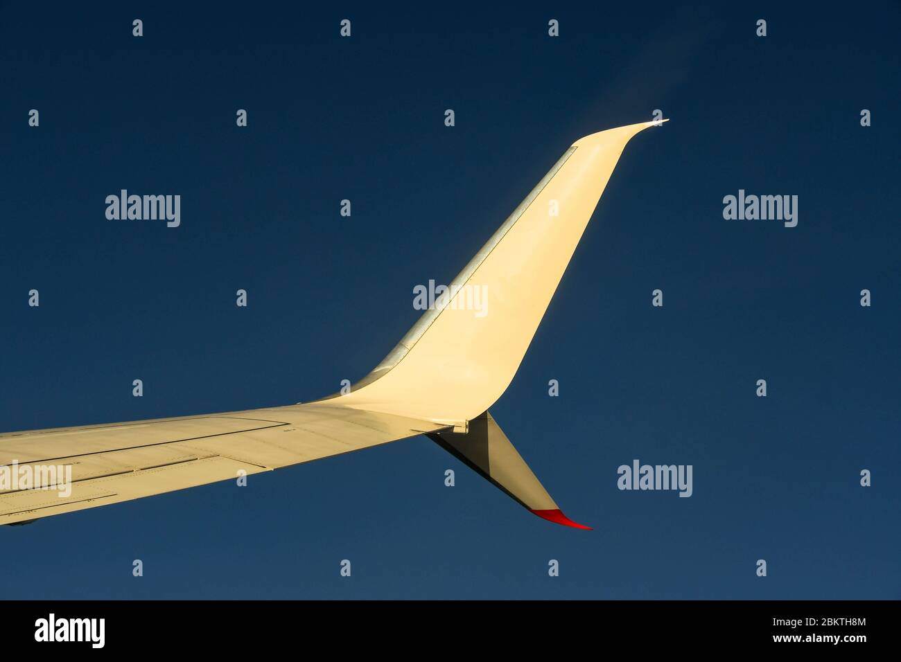 Geschwungene Flügelspitze eines Passagierjets in Reisehöhe. Das Design verbessert die Kraftstoffeffizienz. Stockfoto